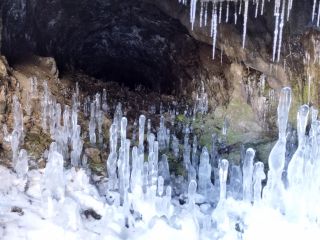 廃トンネル内にできる氷のタケノコ