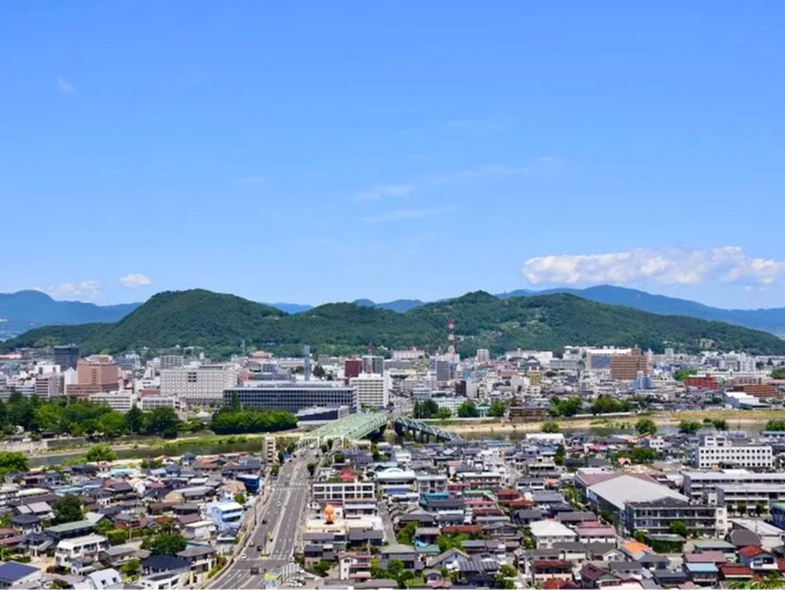 �����s�̒��S���ɂۂ�����Ɠ��̂悤�ɕ����ԐM�v�R