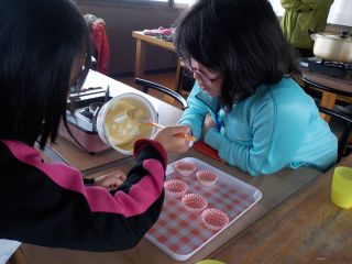 容器に入れて、冷凍庫で冷やします…! 早く食べたいな〜♪