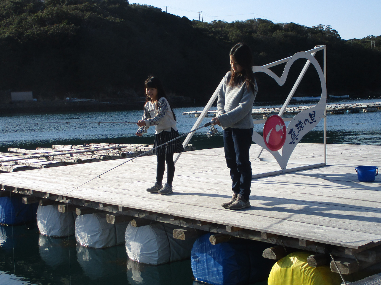 筏の上で魚釣り