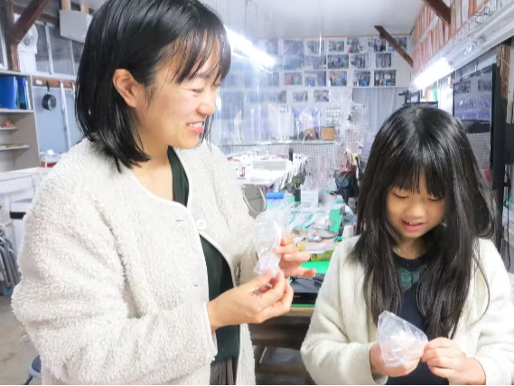 真珠の汚れを塩で取ります。