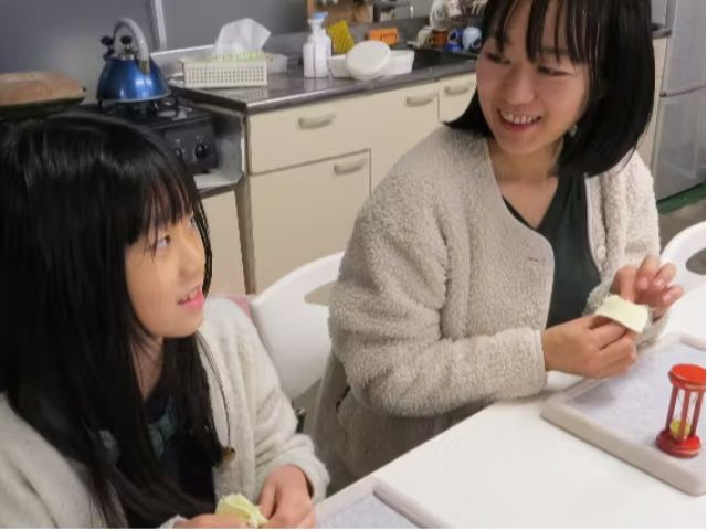 更に専用の布で磨いて金具を選びます。