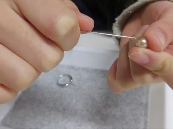 真珠と金具を取り付けます。