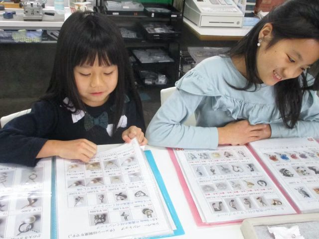 カタログから金具を選びます。
