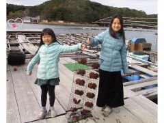海からアコヤ貝を上げて記念撮影。