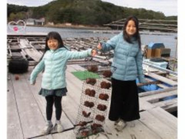 海からアコヤ貝を上げて記念撮影。