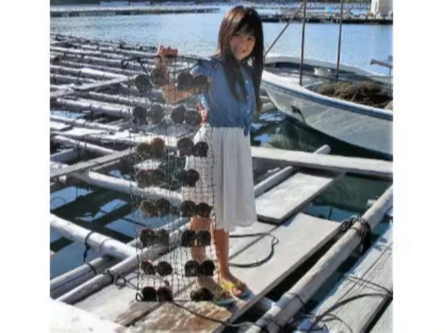 海から貝を上げて記念撮影して施設の説明を聞きます。