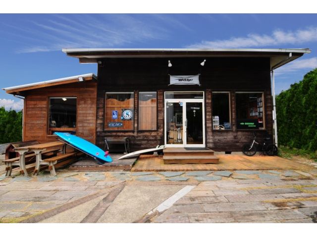 集合場所のWEDGEは、サーフィンやSUPの商品の販売もしています♪