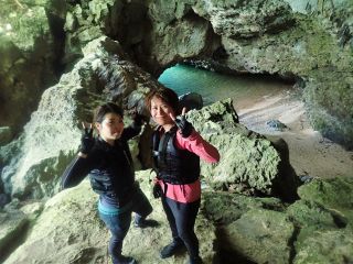 他店ではほとんど行かない青の洞窟の2階テラス。体験時間が長い当店だから案内できます