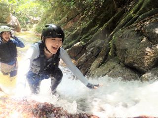 亜熱帯のジャングルに囲まれた渓流を流れに逆らって進むジャングルリバートレッキング。冷たい渓流の岩や倒木を乗り越え大自然の奥地にある秘境の滝を目指します。