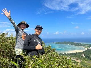 川平湾と底地ビーチを眼下に見ることができる前岳一畳半テラス