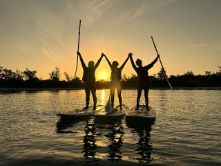一年を通して人気のサンライズ・サンセットSUP。他店のツアーと違うのが明るい時間にしっかり漕ぐ体験もできること。もちろんプロのガイドが撮影する写真も素敵ですよ