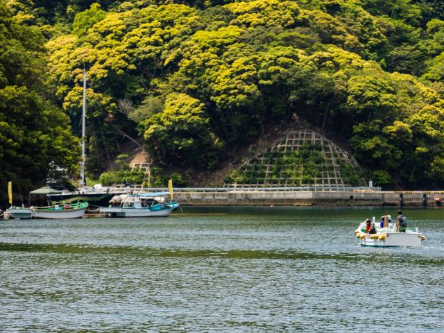 協同丸(送迎船)に乗船して係留してある船へ移動します!!