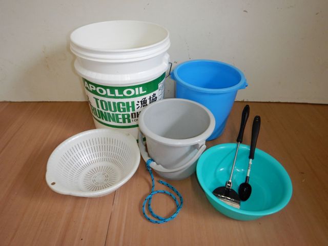 魚を入れたり海水をくむバケツ、こませをまく杓等を用意しています。