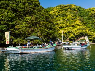 係留船は2隻あります。基本的には1隻に2グループまで、〜10名程度の乗船となります。