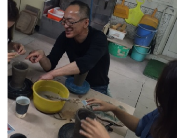 制作体験風景。一から丁寧にお教えしますので、初めての方も安心です。