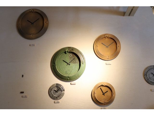 アトリエには南正剛氏の作品がずらり。時計やマグカップ、食器や置物など観ているだけで時を忘れてしまいます。購入も可能。美瑛旅行のお土産に、大切な人への贈りものに。