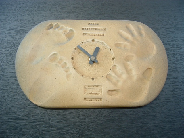 御家族と、ご夫婦と、ご友人との手形を時計にして、記念にのこしませんか。