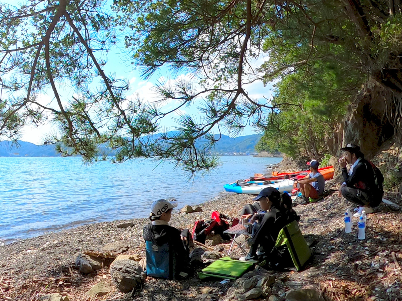 l̕lɏ㗤ăR[q[uCNBƔgɖĂ