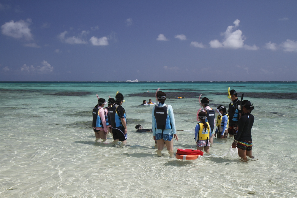 ツアー出発前に、まずは足のつく浅瀬でレッスンをするので、お水の苦手な方でも安心!