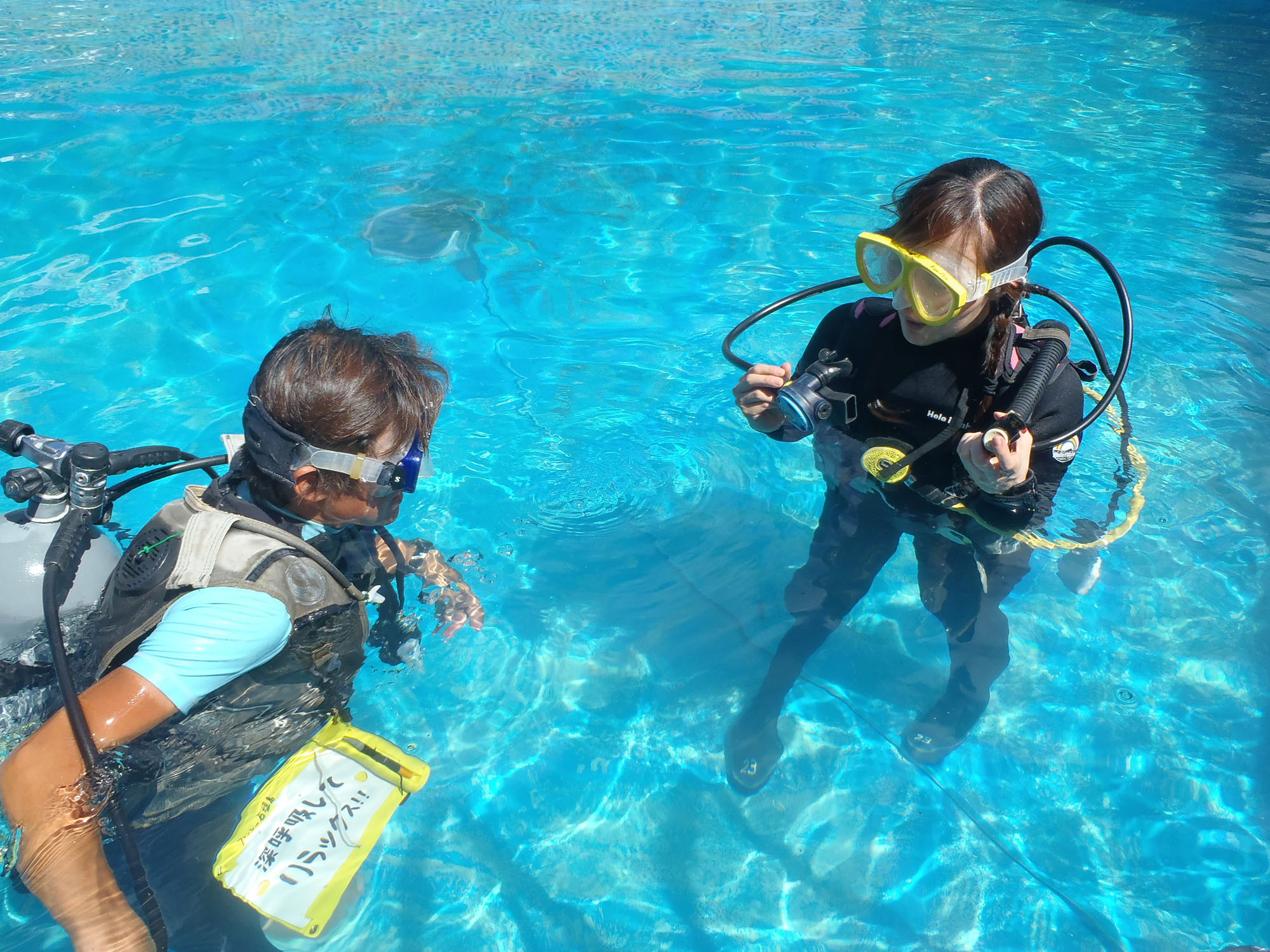 足の着く浅いところで練習〜!