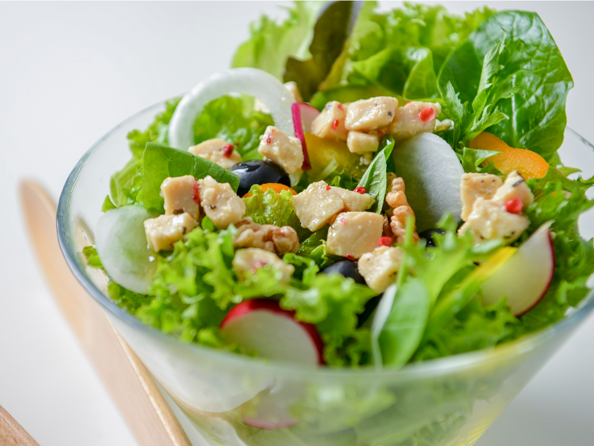 サラダやお肉に合わせる万能調味料「味噌漬け豆腐のオリーブオイル漬け」です。