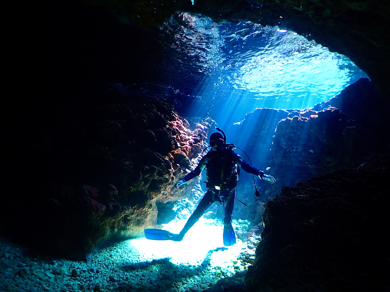 洞窟に差し込む光のシャワーは神秘的