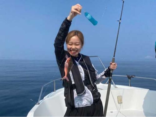 地元漁師と一緒に沖縄の県魚グルクン(タカサゴ)釣り又は底物(そこもの)船釣りツアー