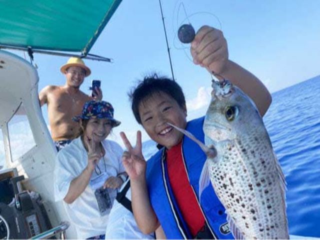 地元漁師と一緒に沖縄の県魚グルクン(タカサゴ)釣り又は底物(そこもの)船釣りツアー