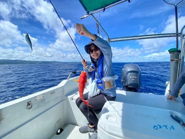 地元漁師と一緒に沖縄の県魚グルクン(タカサゴ)釣り又は底物(そこもの)船釣りツアー