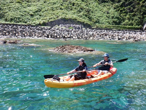 透き通る海の上でシーカヤック