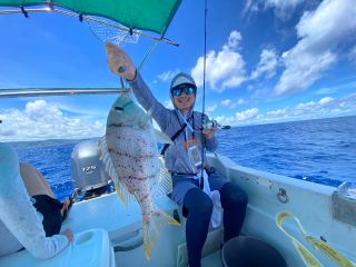 地元漁師と一緒に沖縄の県魚グルクン(タカサゴ)釣り又は底物(そこもの)船釣りツアー