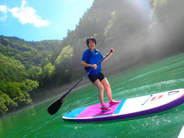 慣れてきたらボードに立ってクルージング!こんな広い湖の上に立てるなんて気持ちいい!!