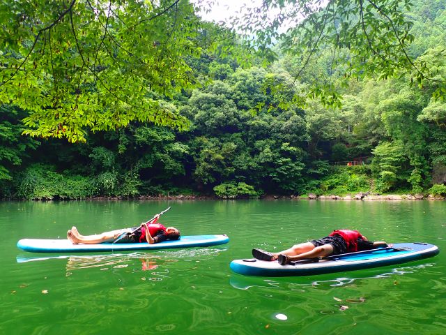 綺麗な水の上で寝そべって、非日常を感じよう!気分もゆったり。どんな季節もリラックスできます。