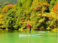 ウエットスーツがあるから寒い時期でも参加できます。白丸湖は紅葉してくるととってもきれい。暖色の景色!