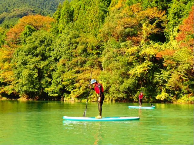 ウエットスーツがあるから寒い時期でも参加できます。白丸湖は紅葉してくるととってもきれい。暖色の景色!