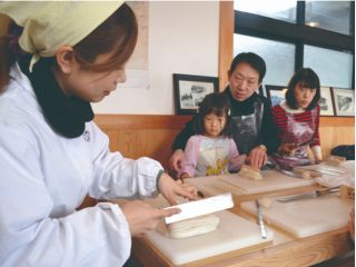 できあがったかまぼこは、その場でいただきます!焼きたての味を楽しめます。