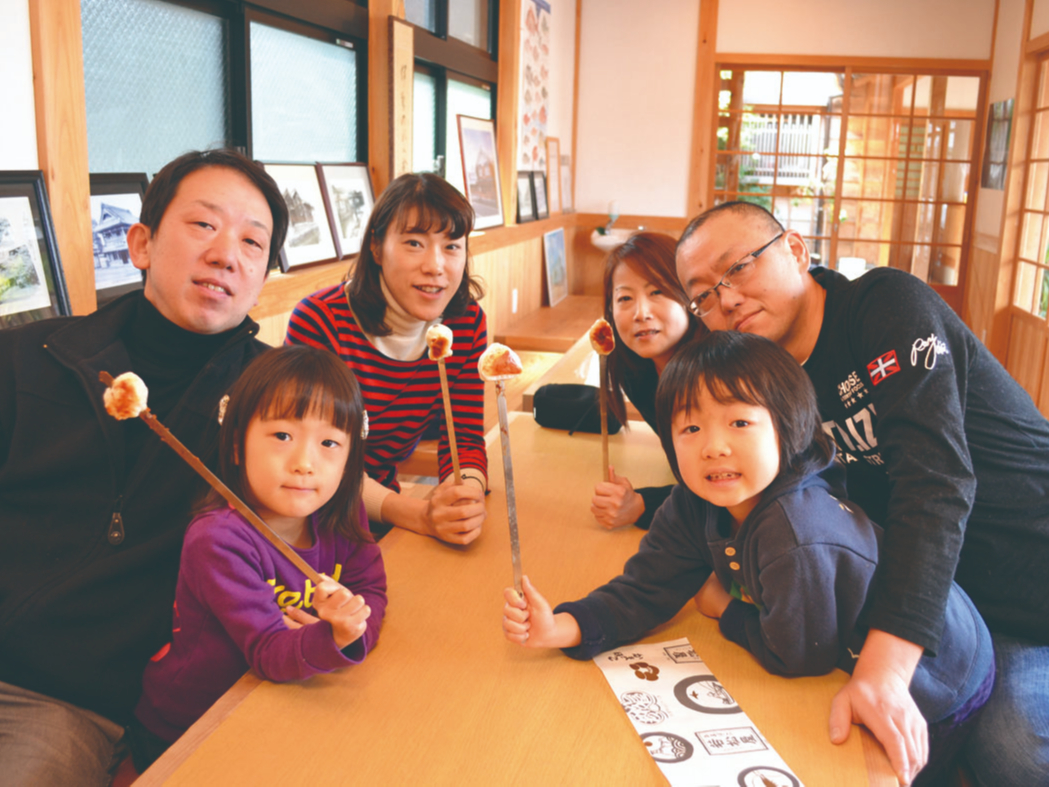 10名様以下のご参加ですと座って体験できる本店をご案内します。お年寄りの方、小さなお子様、車椅子の方もお気軽にゆっくり楽しく体験していただけます。