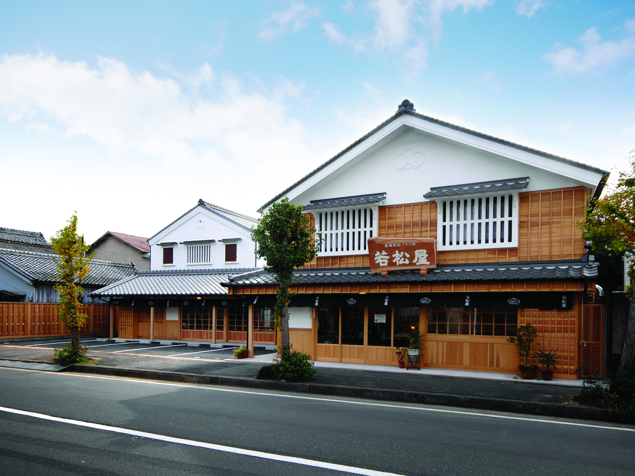 どっしりとした日本家屋の若松屋本店です。左奥が体験工房です。