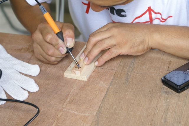 リューターを使って、自分の名前や、オリジナルのデザインを彫りましょう。