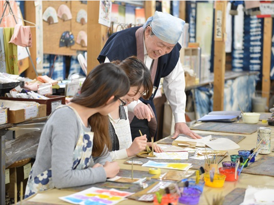 京都旅行の思い出として気軽に友禅染を体験したい方や、家族やお友達と楽しく作品作りをしたい方に特におすすめ。