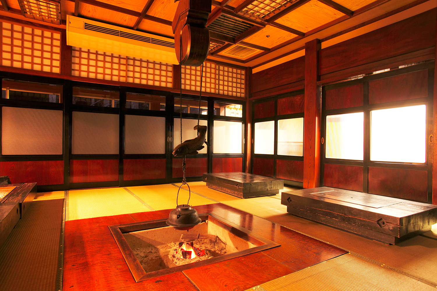 夕食は築100年の古民家の食事処で。まるで昔にタイムスリップしたような空間