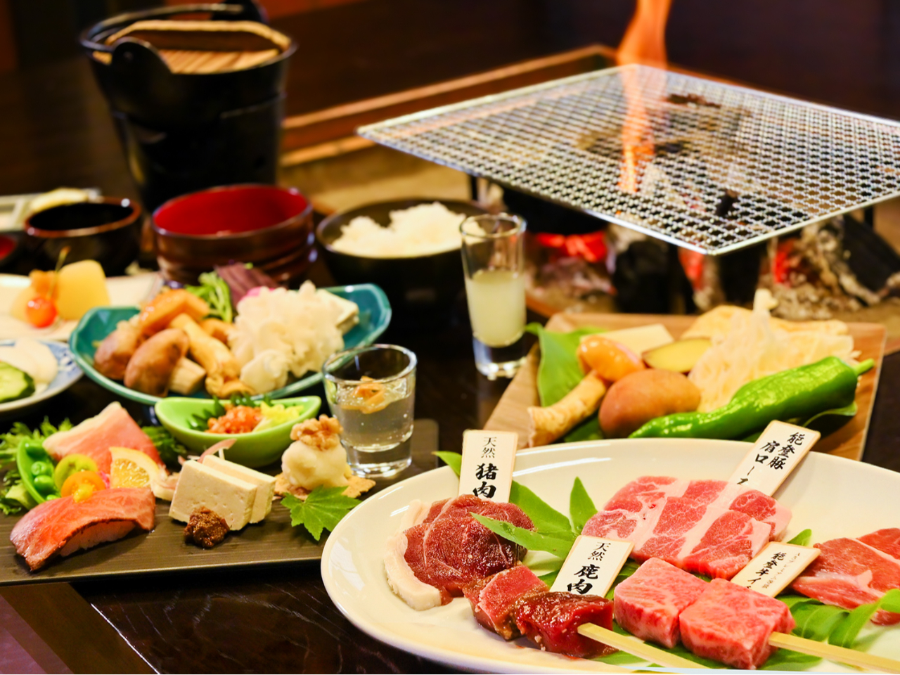 【夕食】囲炉裏を囲んで炭火料理をどうぞ。他プランよりもグレードが高い「白山囲炉裏炭火膳しゃくなげコース」をご用意します。