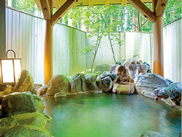 貸切風呂でさっぱり♪(露天風呂・ひのき風呂の2種類の貸切風呂がございます。ご案内は当おまかせとなりお選びは頂けません。)