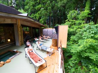 整いチェアも完備!グリーンシーズンは森林浴をしながらととのいタイムを・・・♪