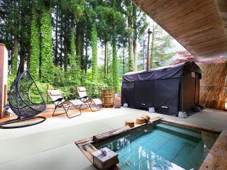 サウナ室にはテントサウナ、3つの水風呂、外気浴スペースのととのいチェア、シャワーが揃っています。半屋外型で屋根付きのため雨の日でもご利用が可能です。