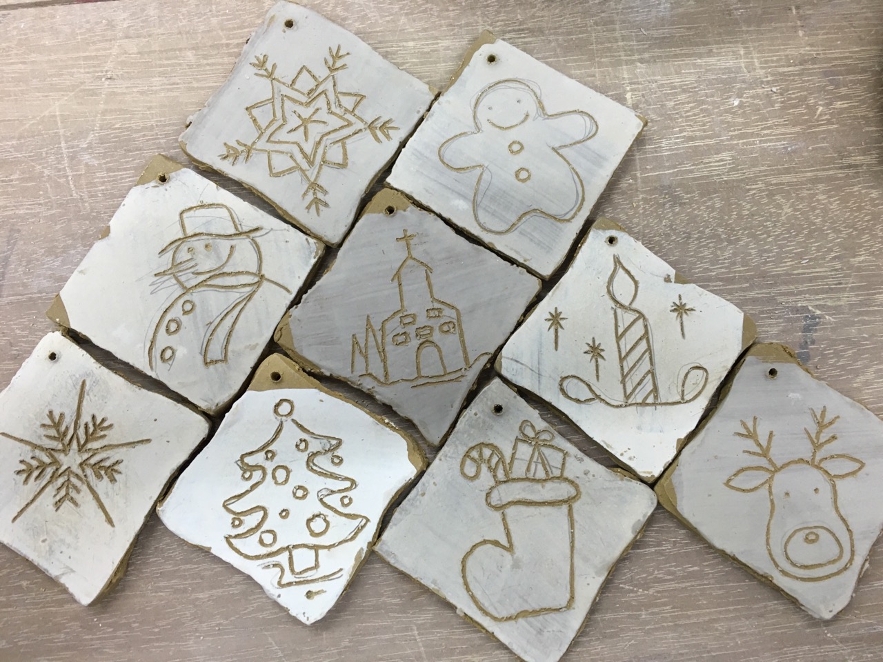 かき落としという技法で、シンプルに仕上げる壁掛けタイプのタイルです。