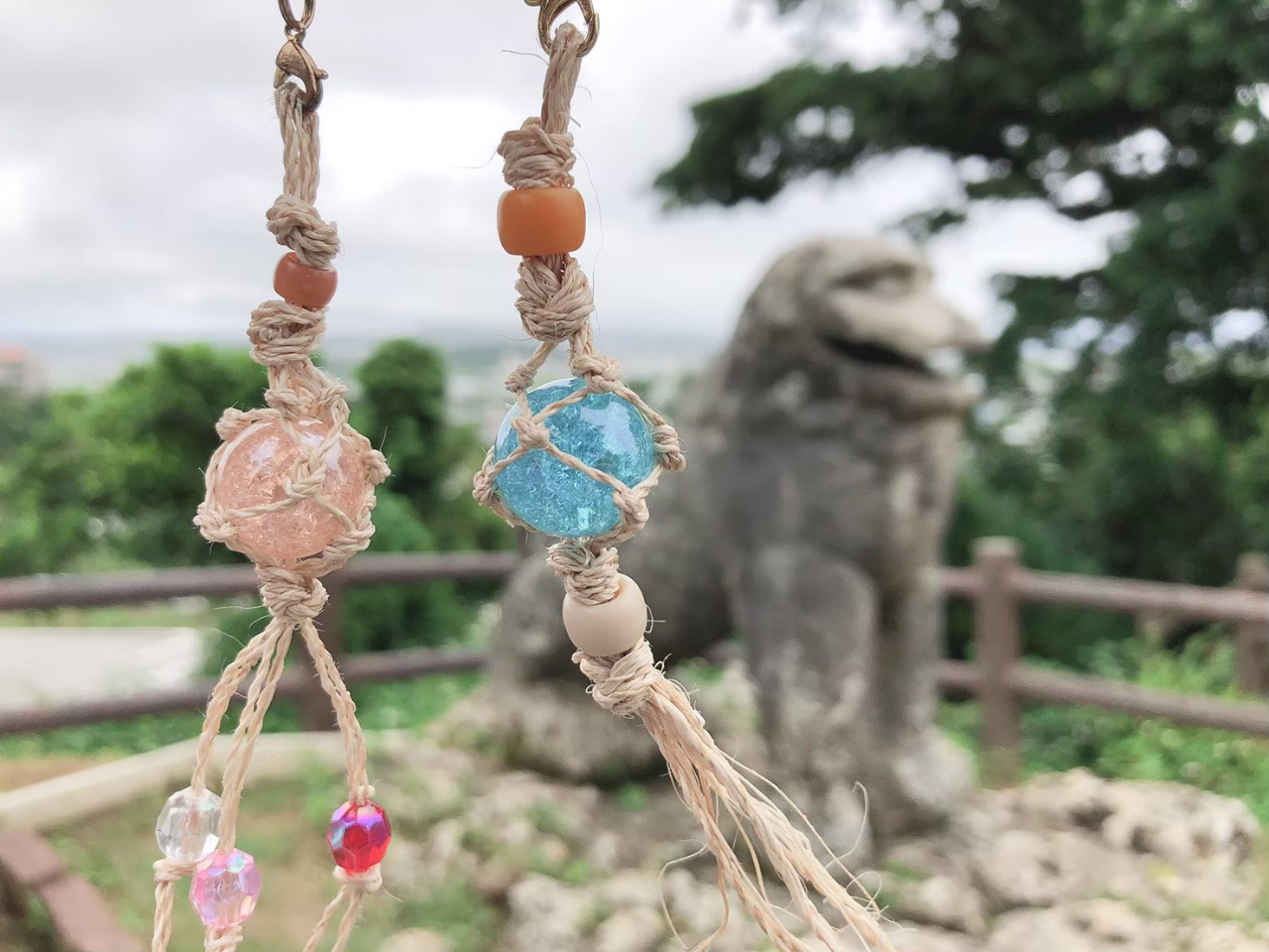 キラキラと輝くキーホルダーは、沖縄の太陽や海、白砂のビーチを思い出させてくれます。