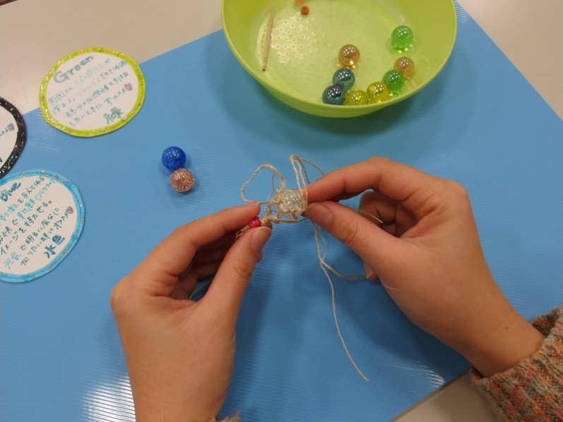 芭蕉糸を編みこんでいきます。