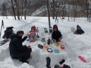 ランチタイムはみんなで作った雪のテーブルで! 食べるより雪遊びに夢中になっちゃう子もいるよね〜